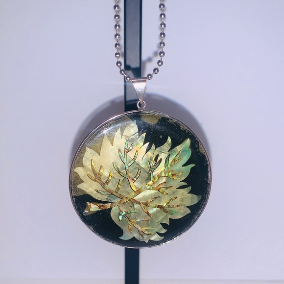 Jewelry - Retro Thrifted Abalone Leaf Necklace